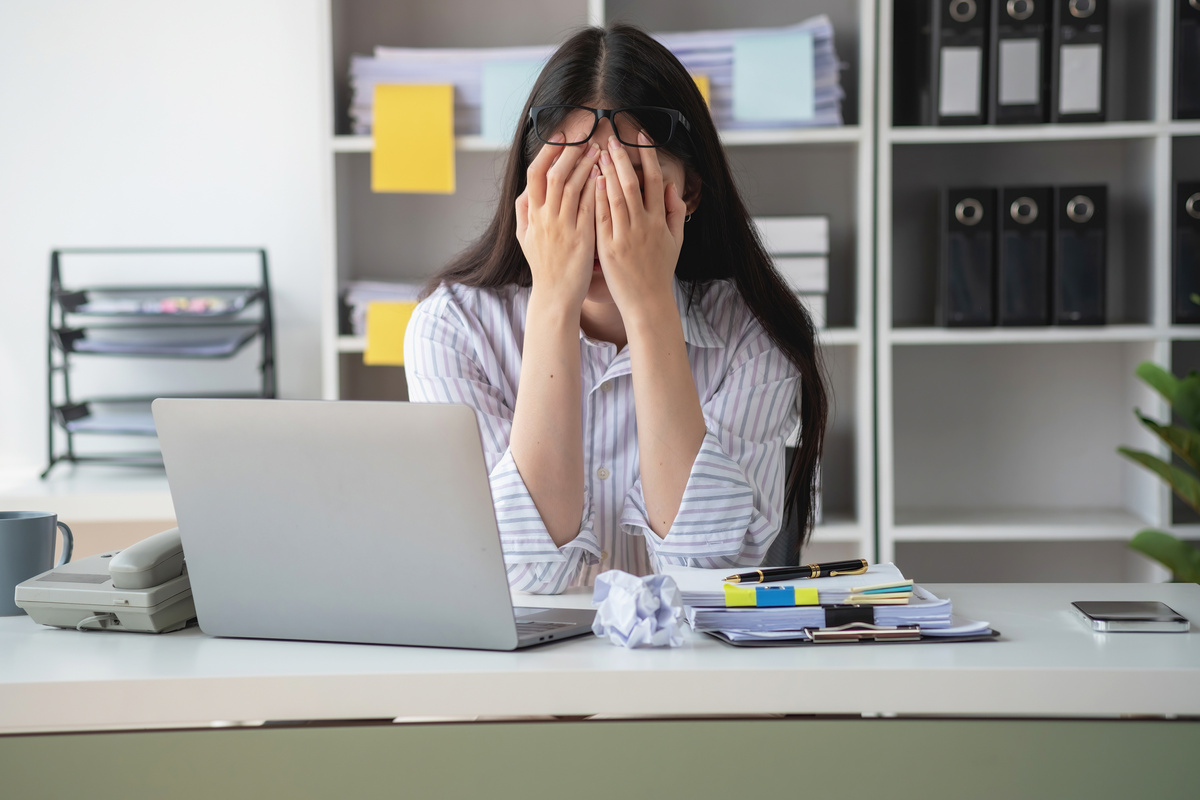 Concept Burnout Syndrome. Asian business Woman feels uncomfortable working. Which is caused by stress, accumulated from unsuccessful work And less resting body. Consult a specialist psychiatrist.